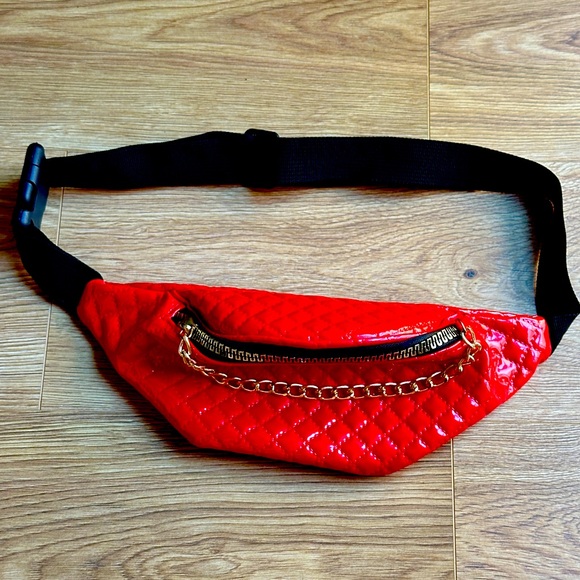 NWOT Jane and Berry Shiny Bright Red Quilted Pleather Fanny Pack - Picture 3 of 6
